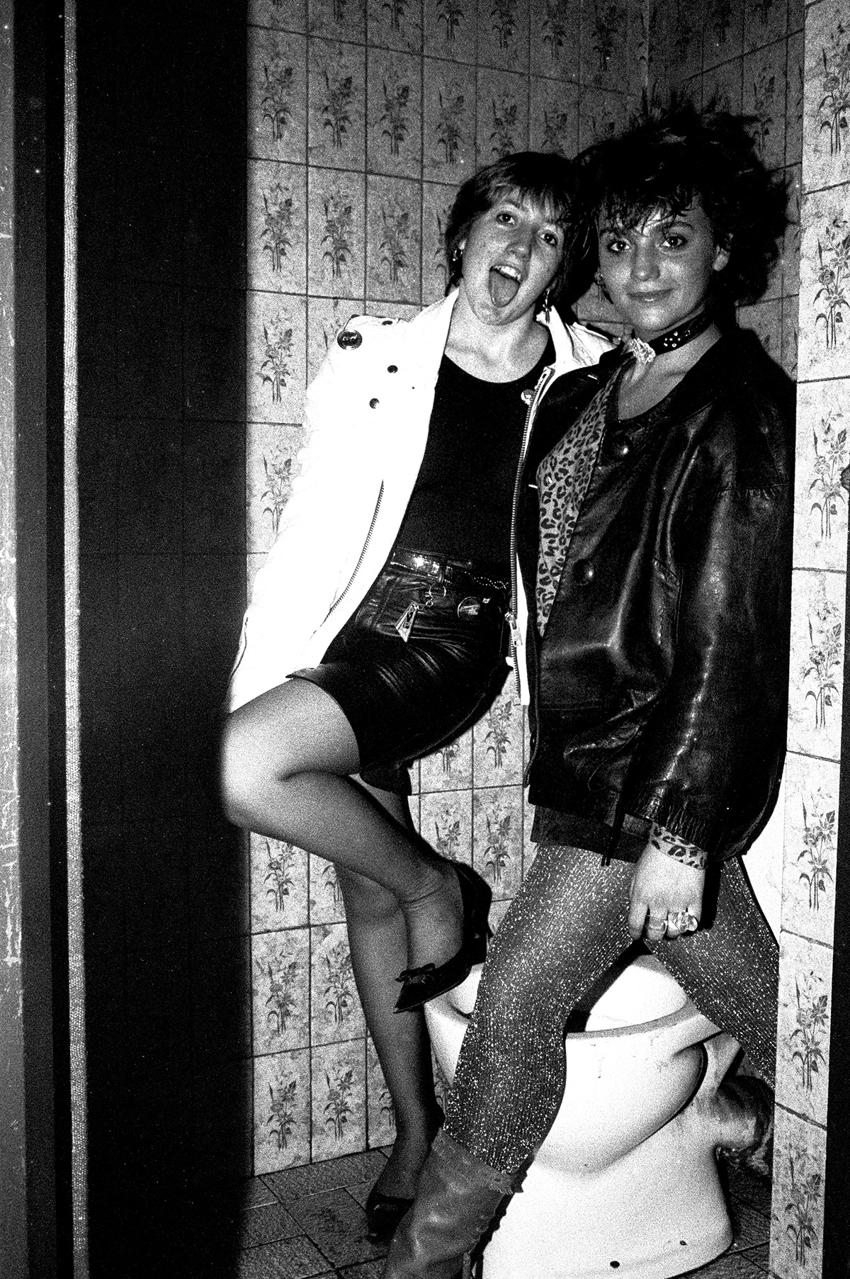 0041 Chicas en el baño del Rock-Ola Foto Marivi Ibarrola 1983 c0161 copia 2