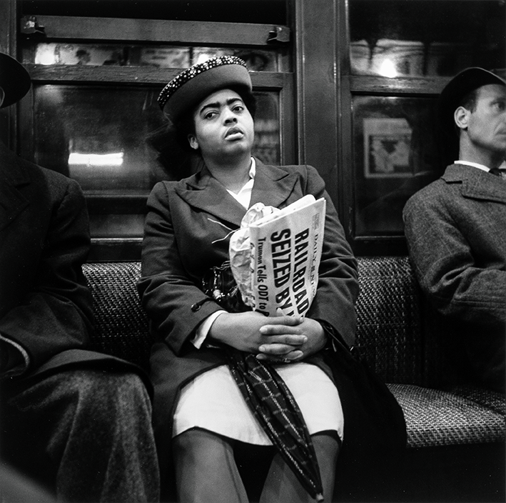 Mujer sujetando un periódico, Nueva York 1946 Cortesía Archivo Louis Stettner, París © Louis Stettner Estate