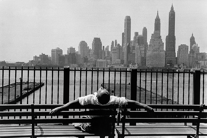 Brooklyn Promenade, Brooklyn, Nueva York 1954 Cortesía Archivo Louis Stettner, París © Louis Stettner Estate