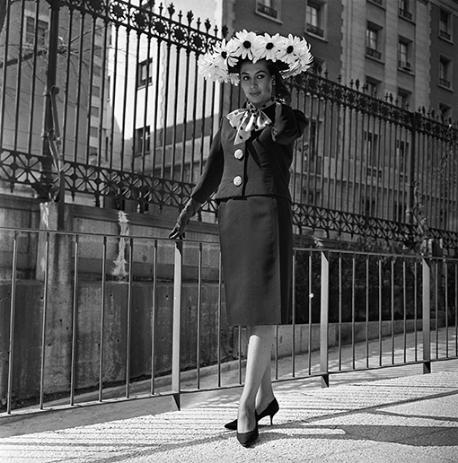 Pilar Bardem, en su etapa de maniquí, con un modelo de los modistas Vargas Ochagavia. Madrid, 1962 ©Fundación Photographic Social Vision