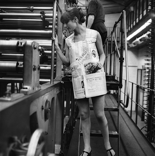 Maniquí con un traje de papel realizado con hojas del diario Pueblo, Madrid, ca. 1967 ©Fundación Photographic Social Vision