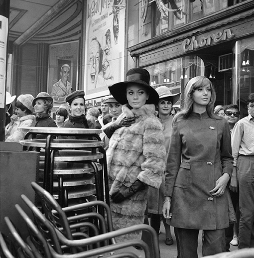 Lourdes Albert y otras maniquíes en la Gran Vía, en una editorial para Herrero y Rodero, Madrid, octubre de 1967 ©Fundación Photographic Social Vision