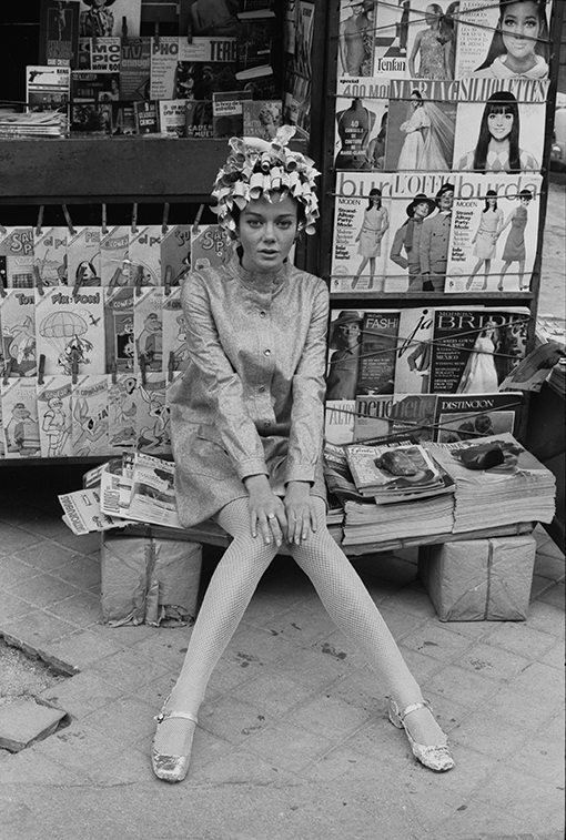 Editorial de moda en plena calle, Madrid, 1967©Fundación Photographic Social Vision