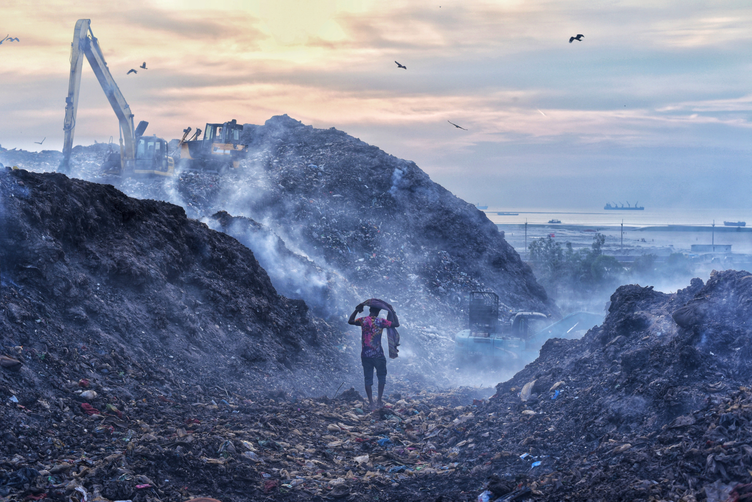 Emran Hossain, de la serieDumping yard workersplagued by pover© EMRAN HOSSAIN