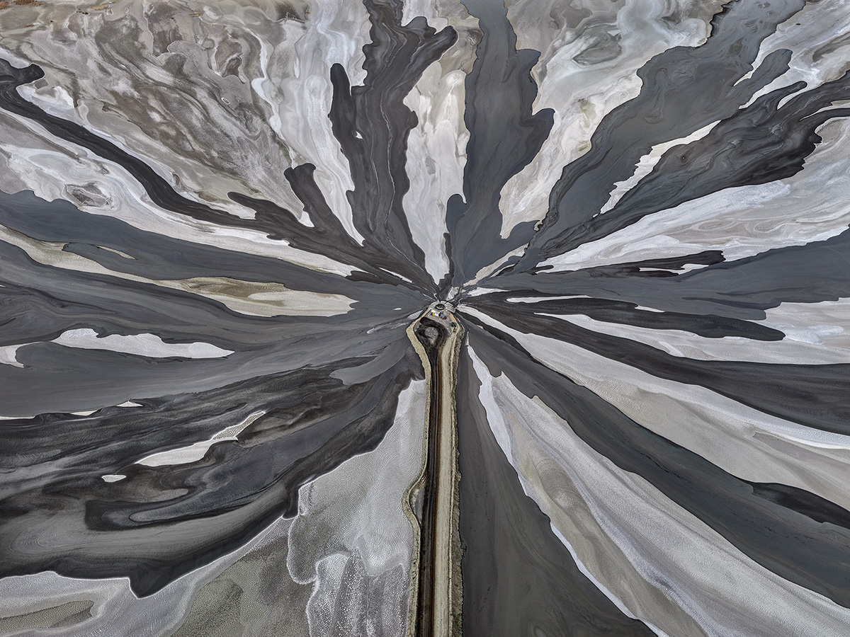 Edward Butynsky Tailings Pond #2, Wesselton Diamond Mine, Kimberley, Northern Cape, South Africa, 2018 © Edward Burtynsky, courtesy Nicholas Metivier Gallery, Toronto / Flowers Gallery, London