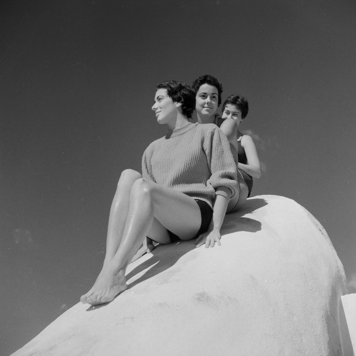 Carlos Saura, Sonsoles y unas amigas, Suances, 1954