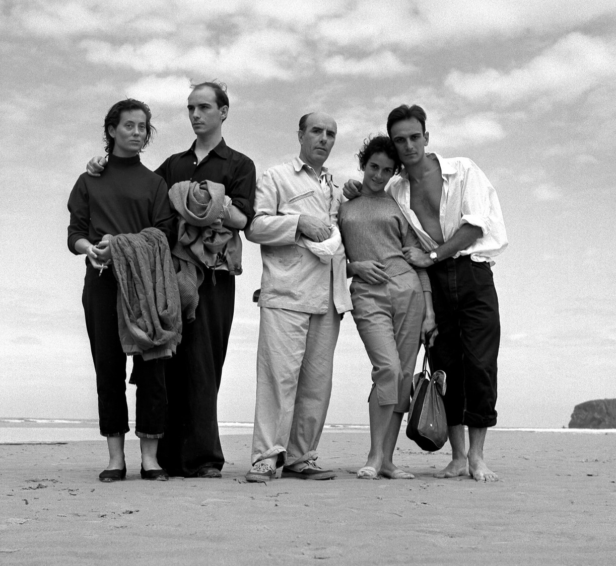 Carlos Saura, la familia en la playa, Santander, 1954