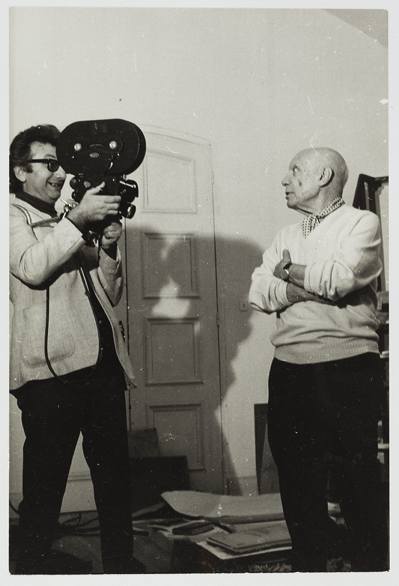 Lucien Clergue Lucien Clergue filmando a Pablo Picasso en el salón de Notre-Dame-de-Vie durante el rodaje de Picasso, guerre, amour et paix Mougins, 11 de octubre de 1969 © Atelier Lucien Clergue © Succesión Pablo Picasso, VEGAP, Madrid 2023