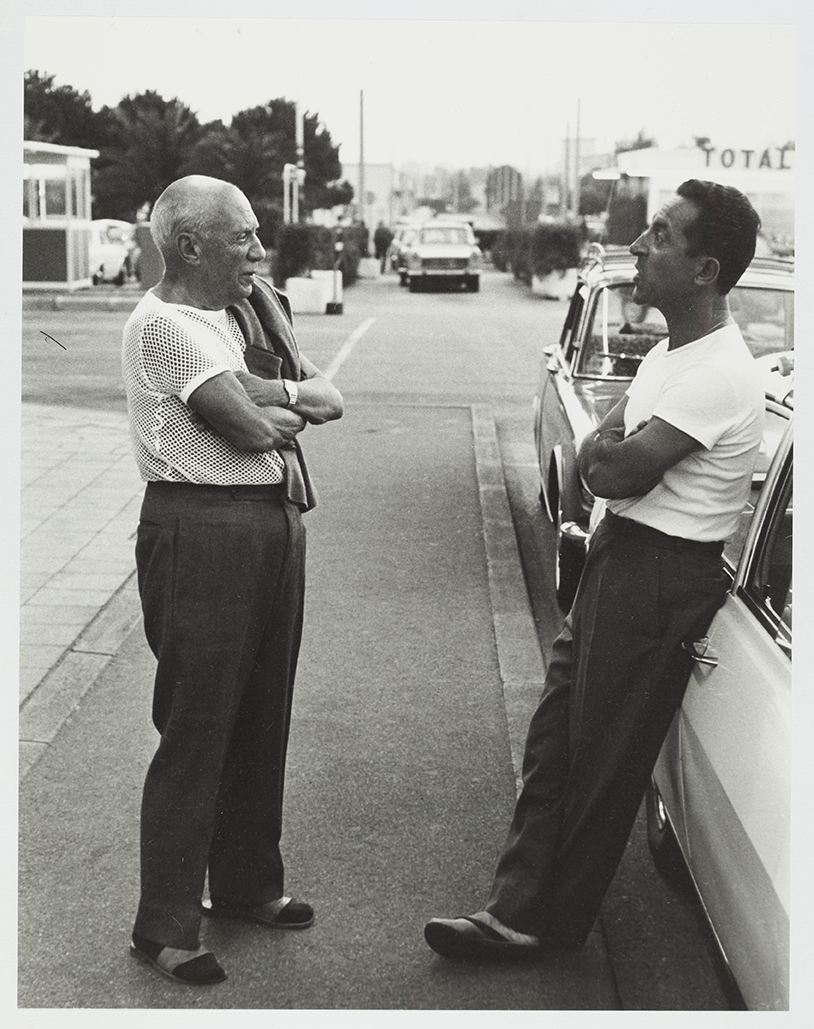 Lucien Clergue Pablo Picasso y el taxista en el aeropuerto de Niza Niza, 20 de agosto de 1965 © Atelier Lucien Clergue © Succesión Pablo Picasso, VEGAP, Madrid 2023