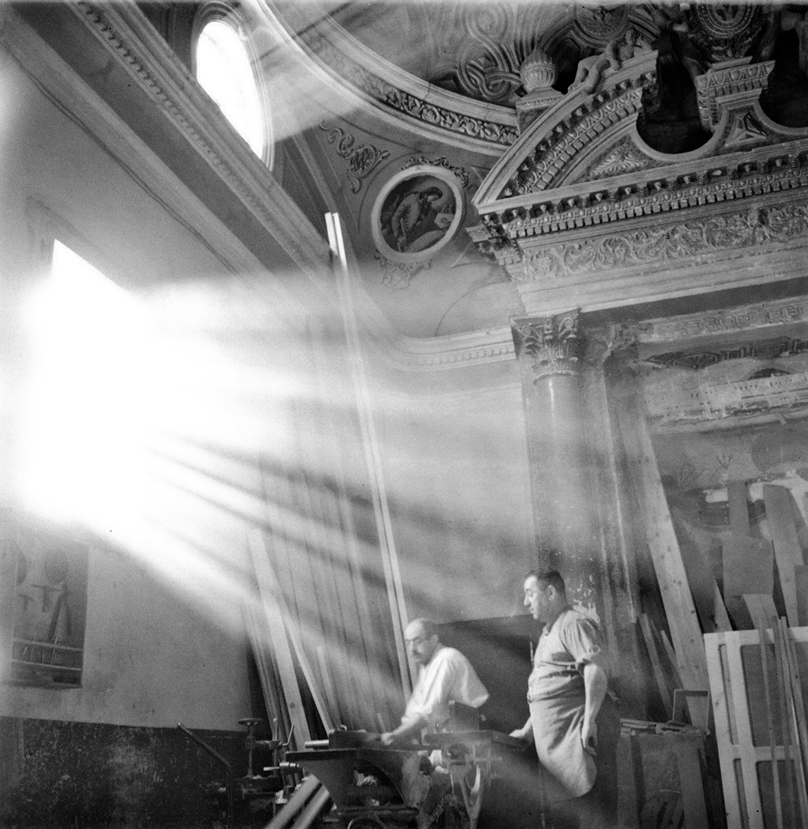 Kati Horna Iglesia convertida en carpintería Binefar Aragón, 1937  © KATI HORNA.ARCHIVO FOTOGRÁFICO DE LAS OFICINAS DE PROPAGANDA EXTERIOR DE LA CNT-FAI, IISG AMSTERDAM