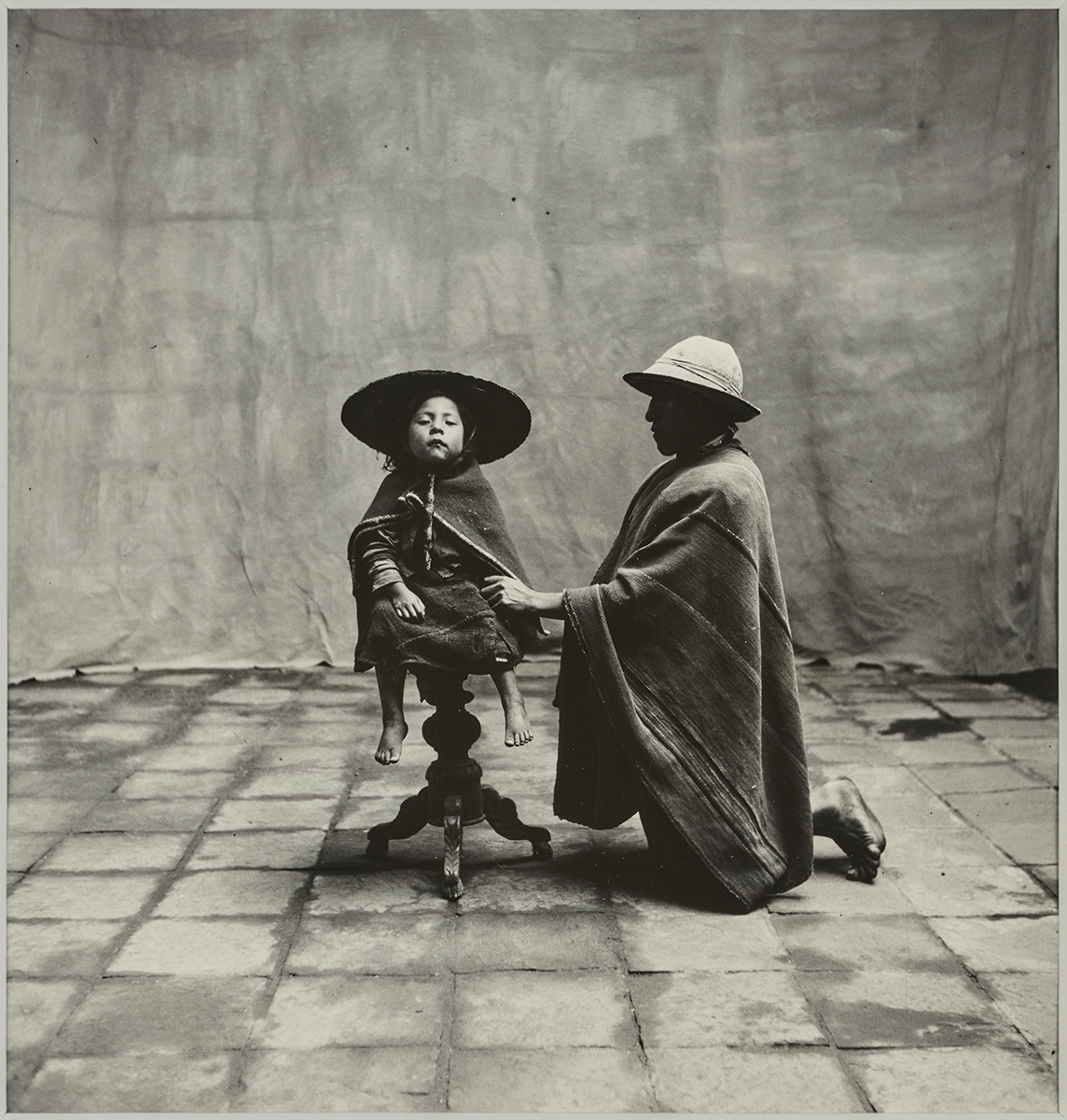 Irving Penn Padre de rodillas con niño sentado, Cusco, 1948 © Irving Penn