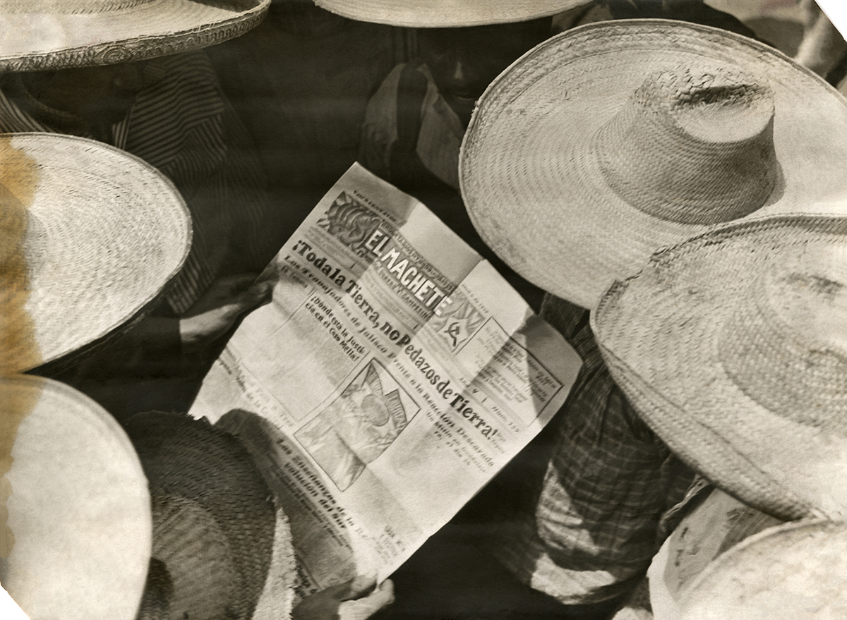 Hombres leyendo «El Machete», ca. 1929  Copia de época o vintage a las sales de plata en gelatina.  Colección y Archivo de Fundación Televisa