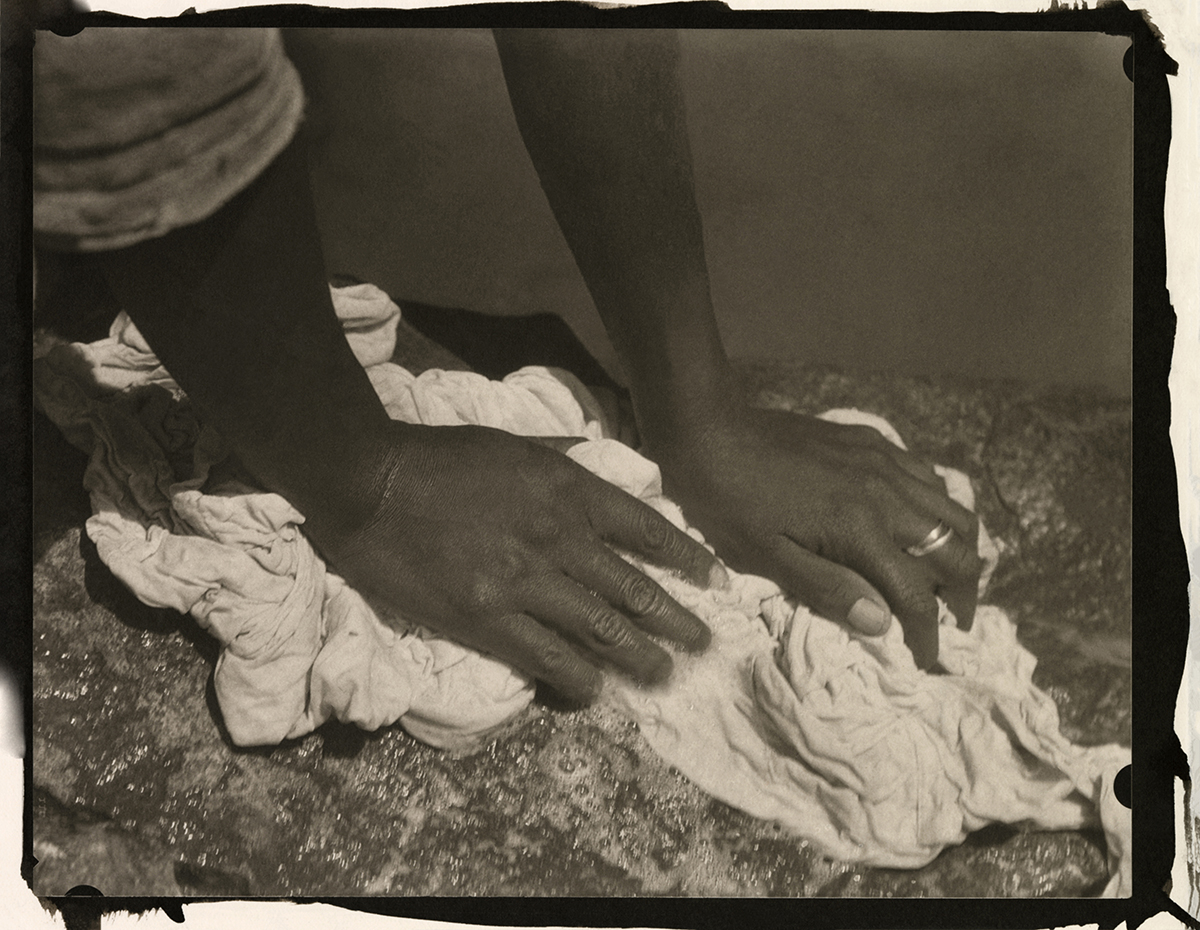 Manos de mujer lavando ropa (ca. 1926); Hands washing (ca. 1927); Washerwoman’s hands (1927); Mani di lavandaia (1928); Manos lavando; ca. 1928 Copia a las sales de plata en gelatina. Impresión posterior, impreso por Manuel Álvarez Bravo  Colección y Archivo de Fundación Televisa